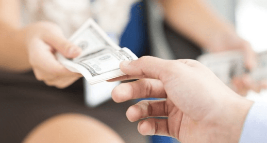 Vay tiền từ bạn bè hoặc người thân